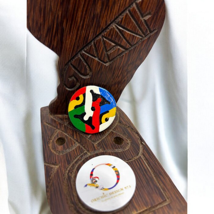 Pins Guyane LOBI NAA KABA 9.90 vert, rouge, jaune bleu et noir-Photoroom